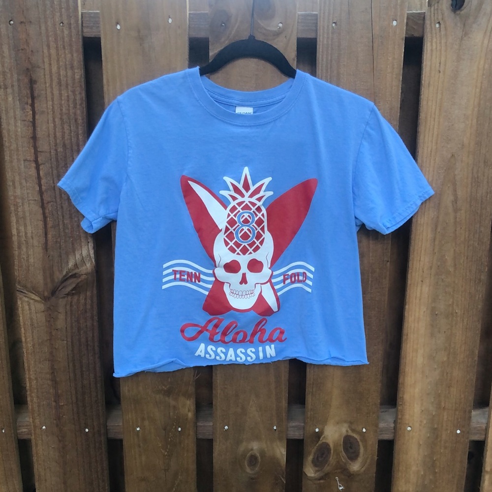 TENN FOLD : ALOHA ASSASSIN Crop Top Tee